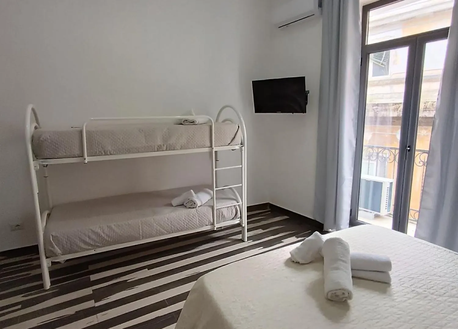 Room Rental Napoli 0*,  Italia